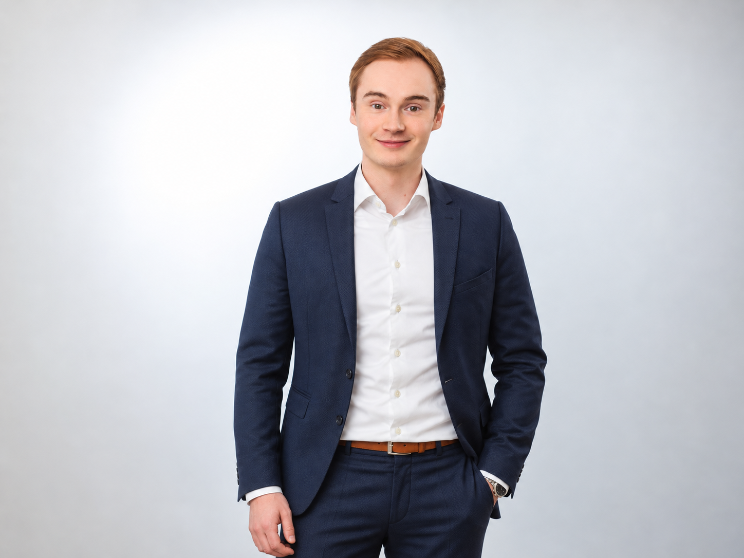 Yannick blickt freundlich zum Besucher, mit einer freien Hand und einer Hand in der Hosentasche. KI-generierte Abbildung.