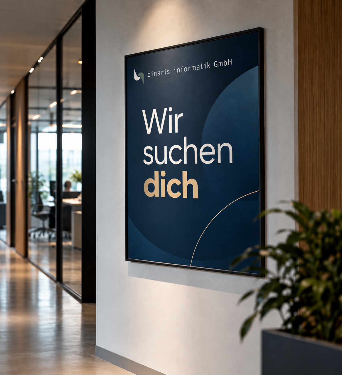 Gerahmtes binaris-Recruiting-Plakat mit der Aufschrift „Wir suchen dich“ in einem modernen Büroflur. KI-generierte Abbildung.